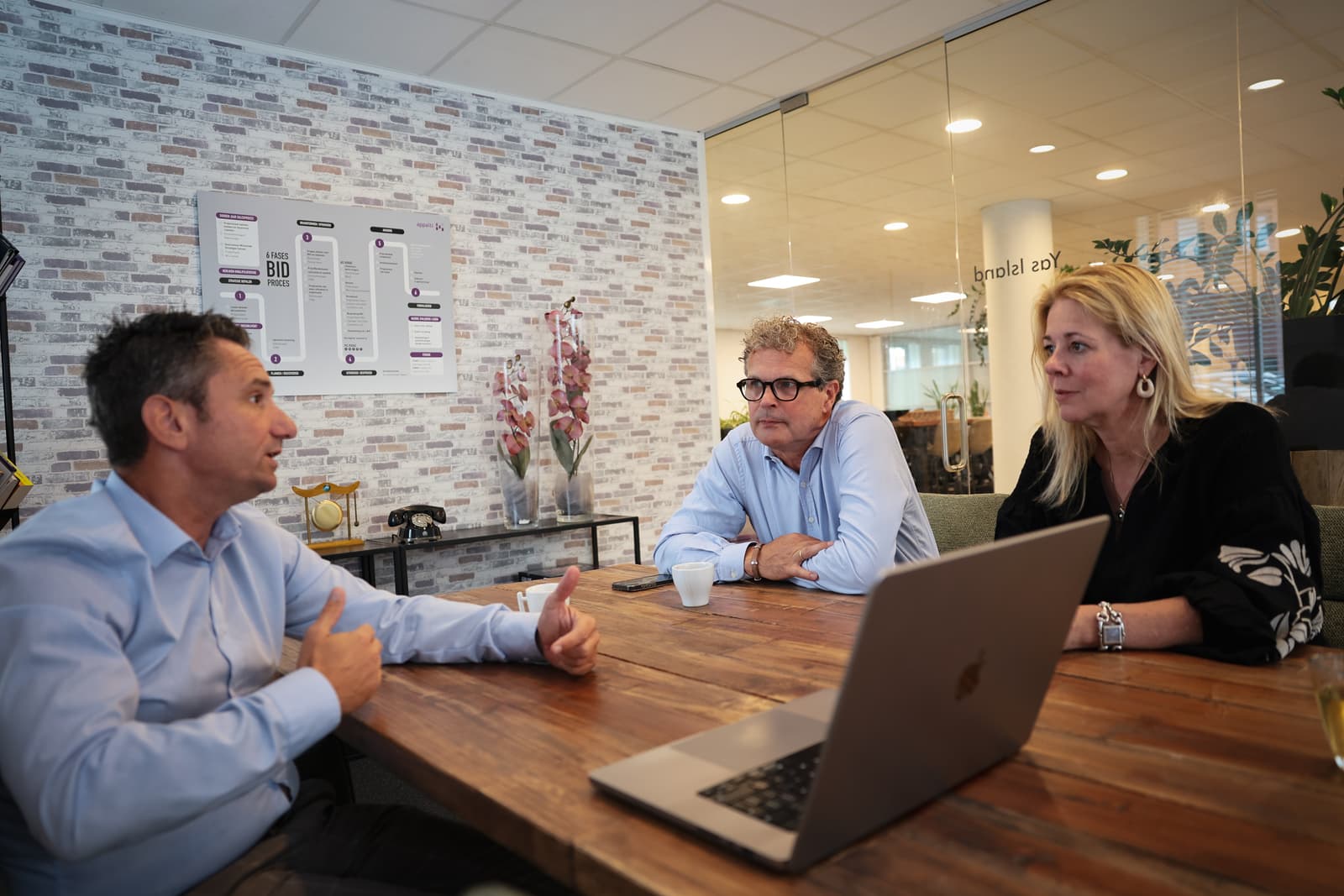 In gesprek aan tafel bij Appalti in Leusden